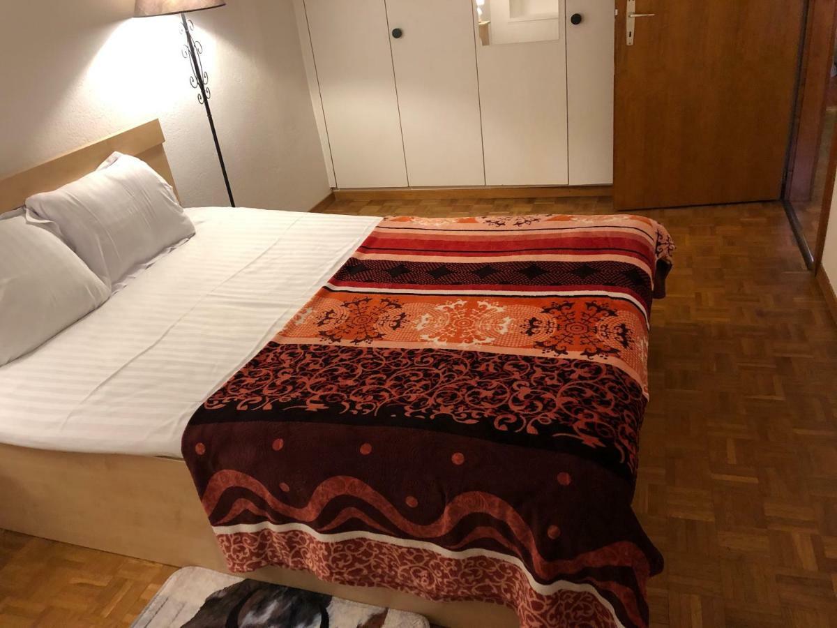 होटल के अलावा De L'hotel De