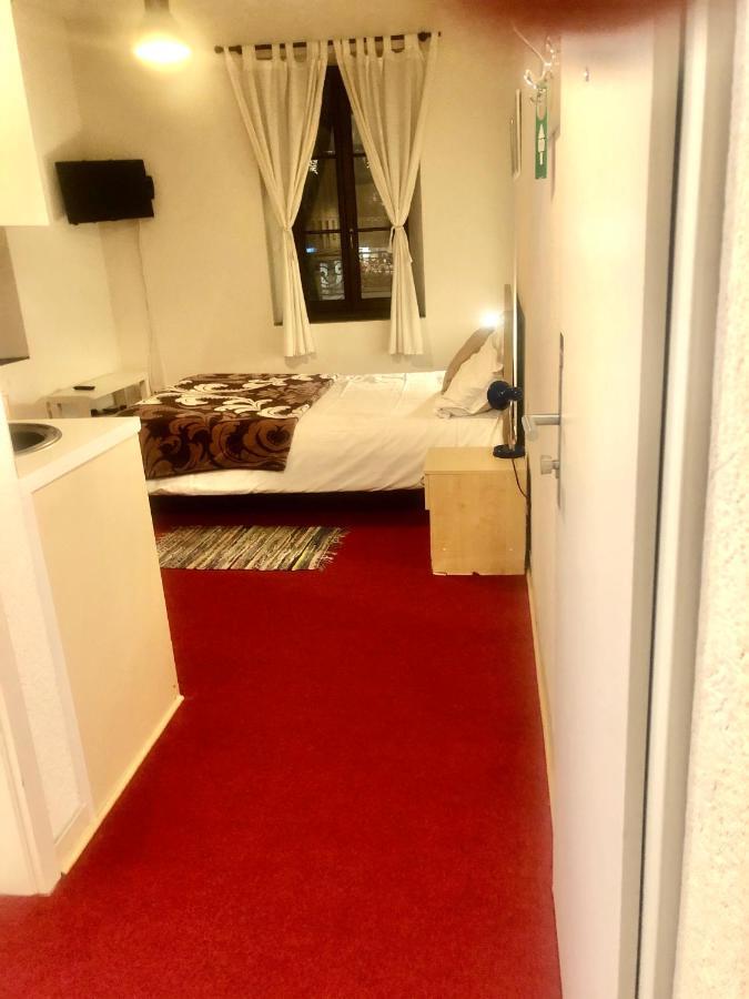 De L'hotel De होटल के अलावा 3*