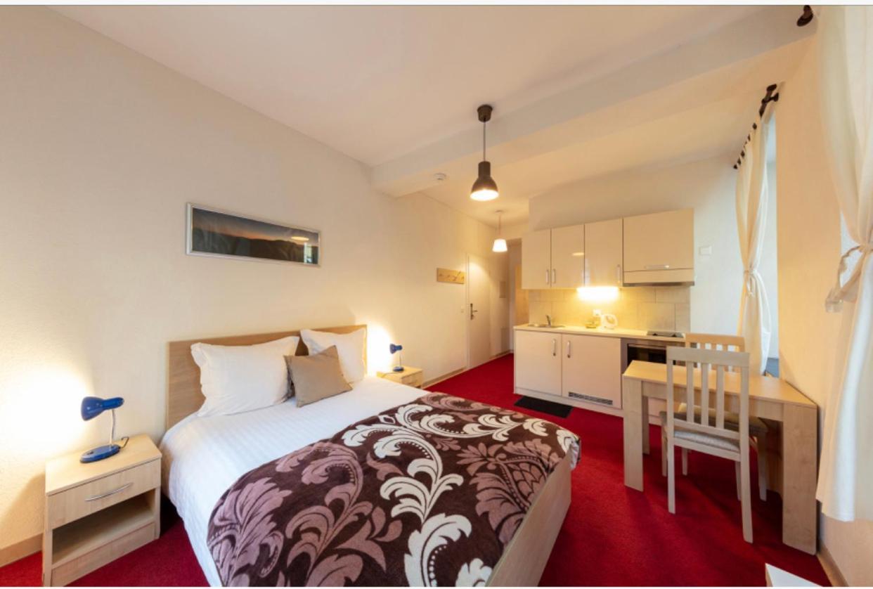 De L'hotel De होटल के अलावा 3*
