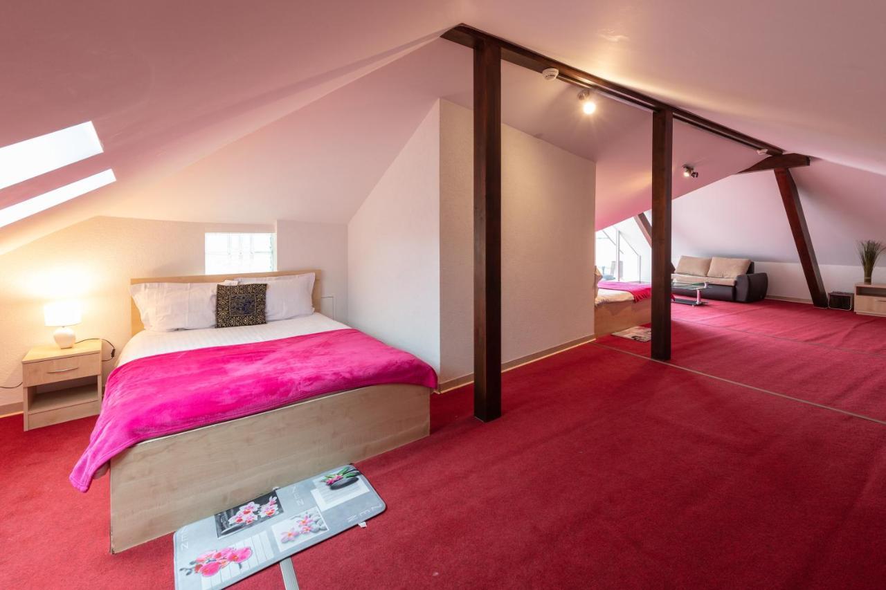 होटल के अलावा De L'hotel De